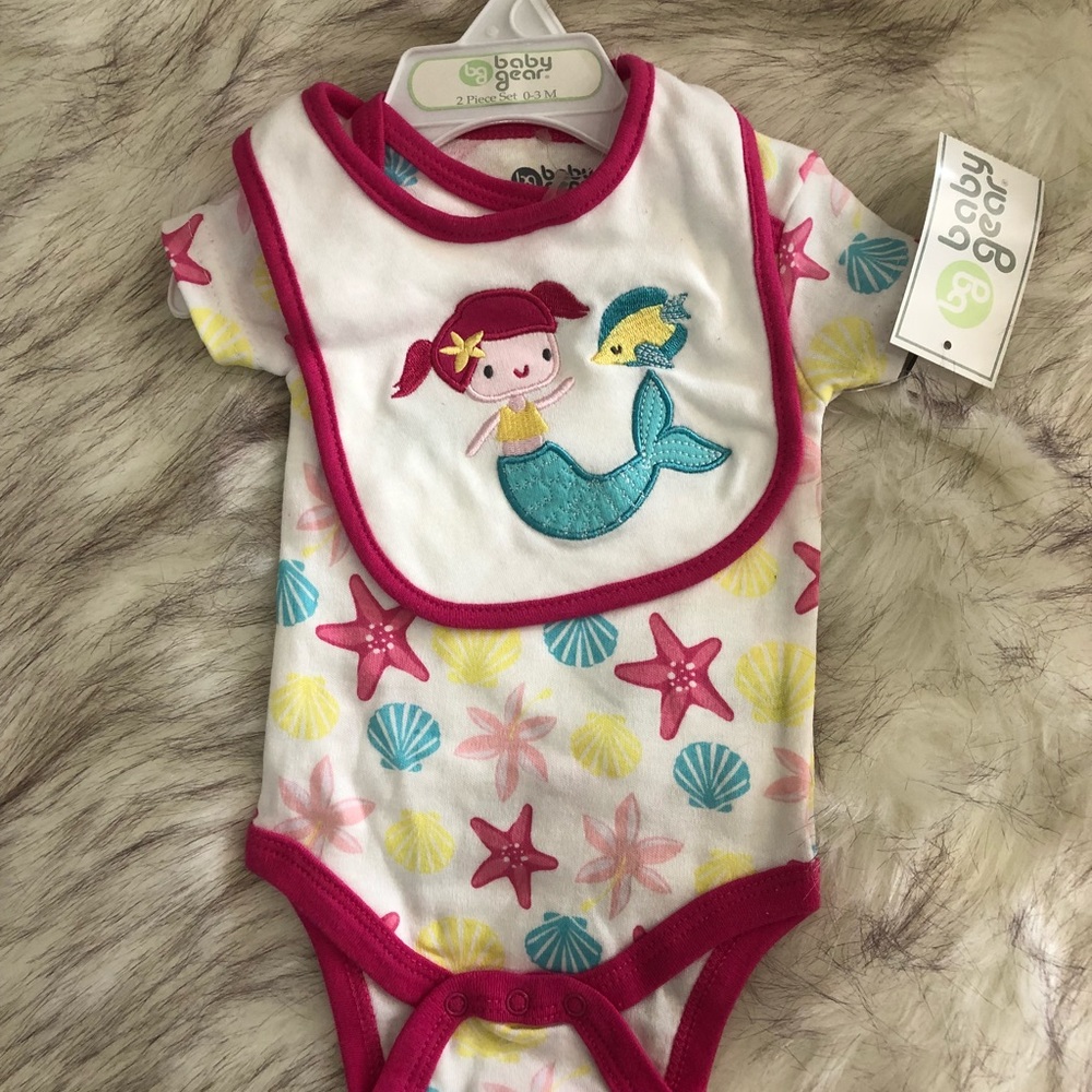 NWT! Adorable mermaid onsie and bib set!